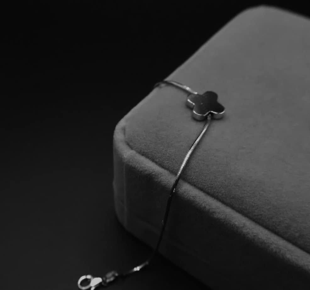 Lắc tay cỏ may mắn