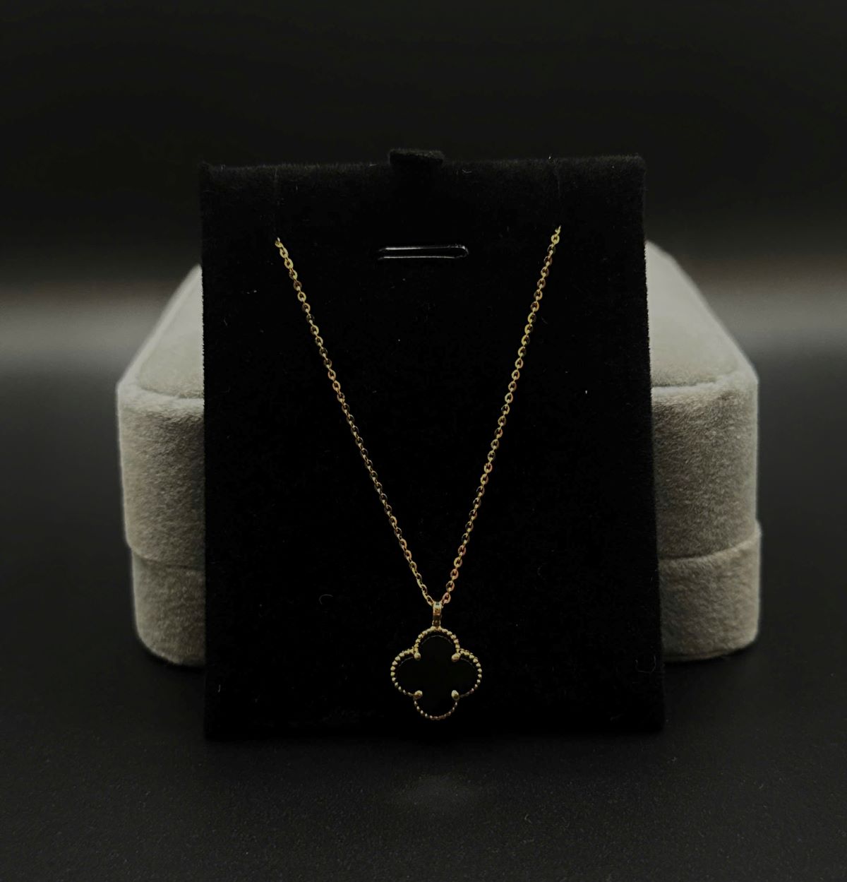  Dây chuyền vàng 18k đi kèm mặt cỏ 4 lá hột đen